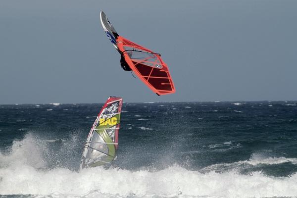Surfen und Kitesurfen auf Teneriffa: Tipps für Wassersportler